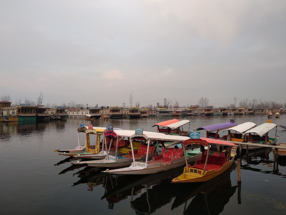 Welcome Hotel At Srinagar 41/50