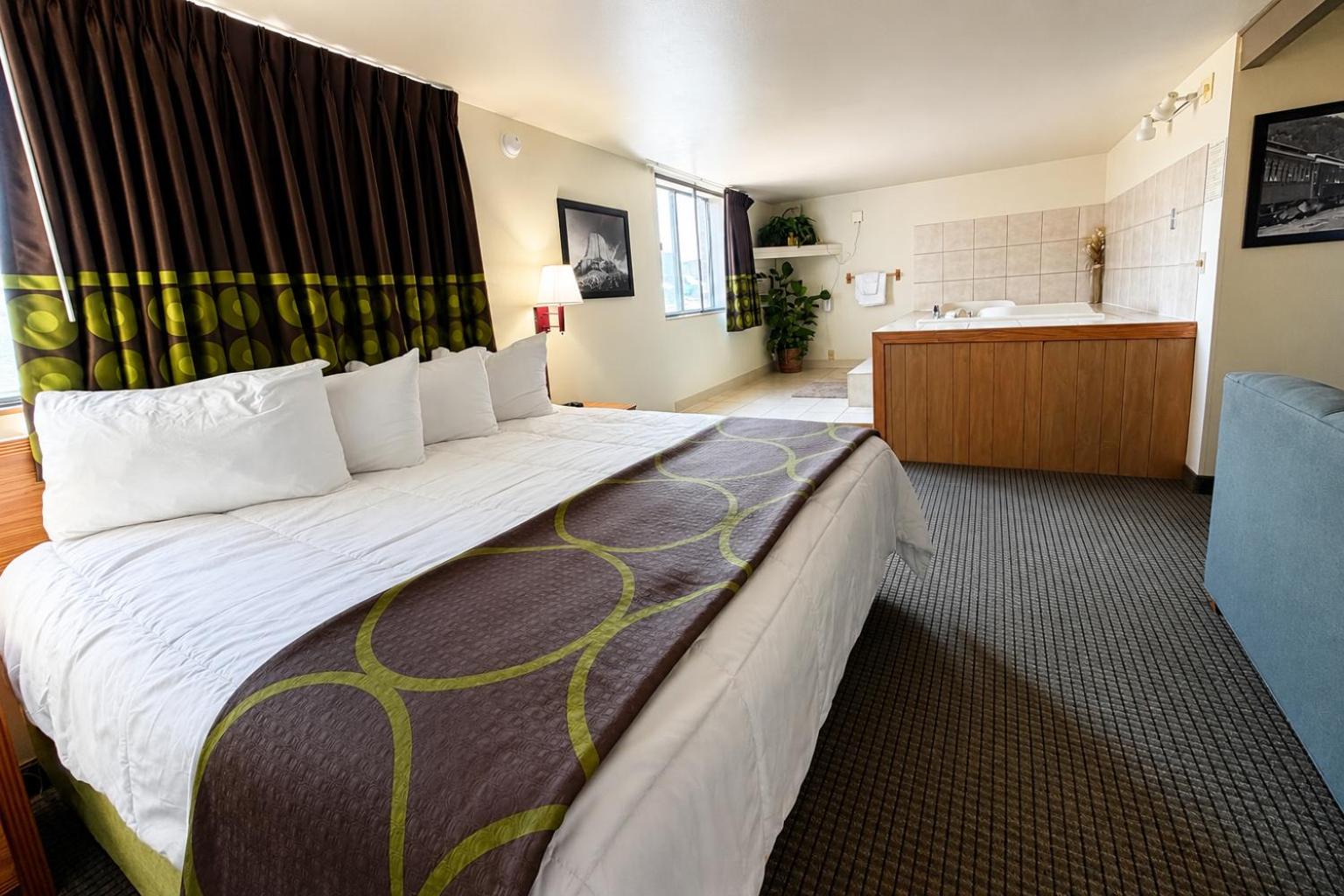 غرفة بسرير كينج بجاكوزي، Fairbridge Inn And Suites 2/10