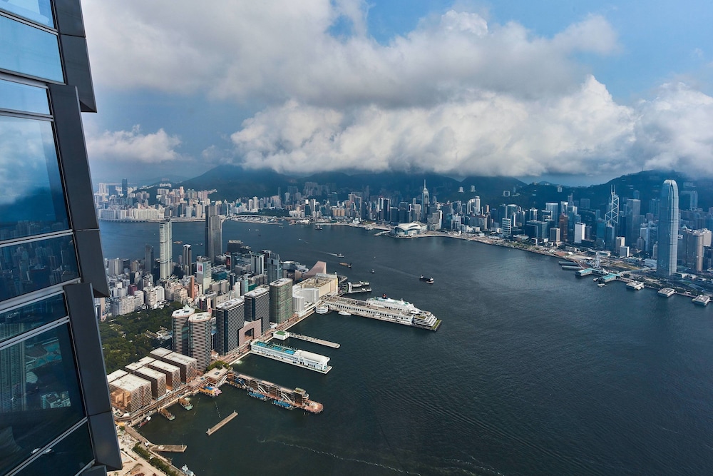 The Ritz Carlton Hong Kong 33/35