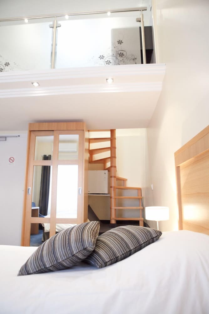 Modern Hotel 4/36