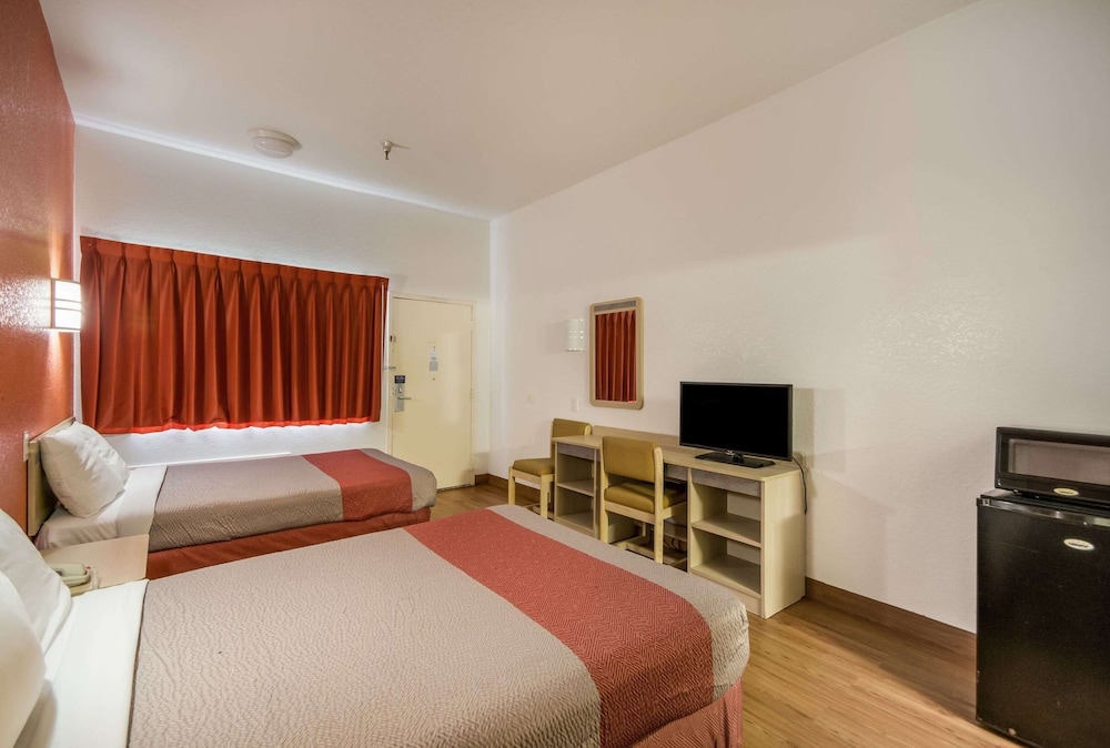 room, 2 double beds, accessible