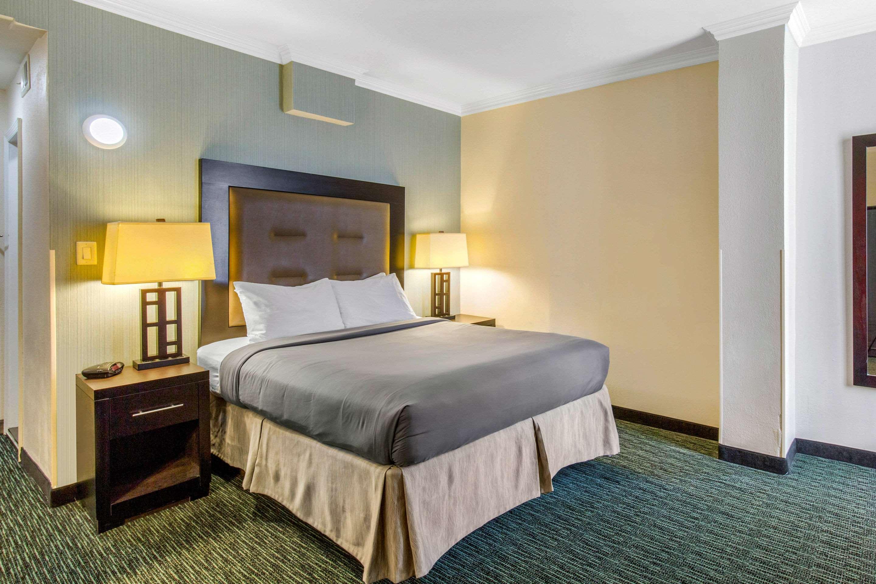 ROOM, QUEEN BED