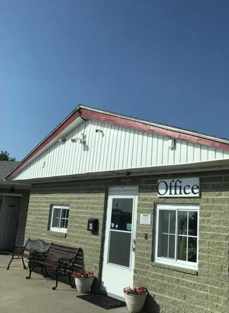 Green Acre Motel by OYO Near Rush County Airport in La Crosse