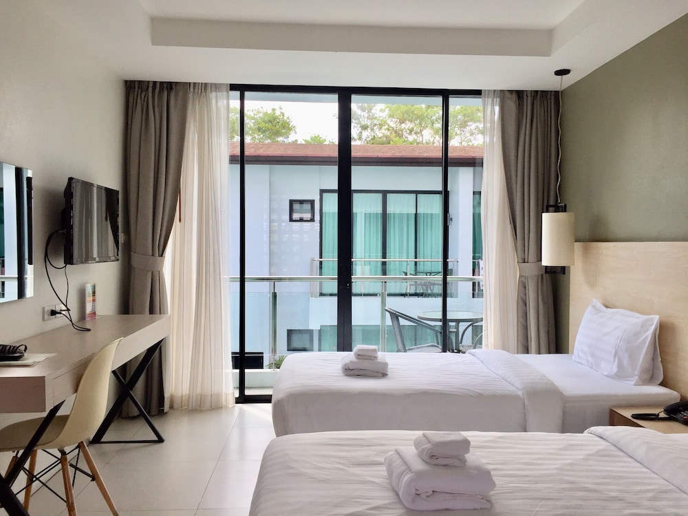 ROOM, TWIN BEDS, POOL VIEW