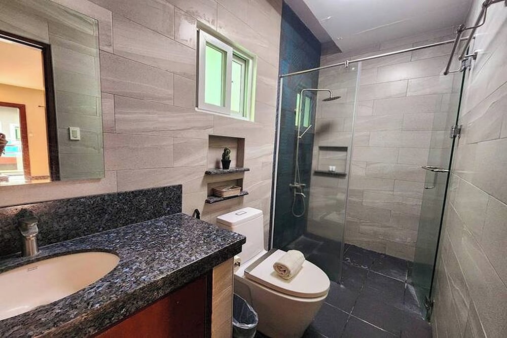 Jo Carter's Hotel & Suites 58/60