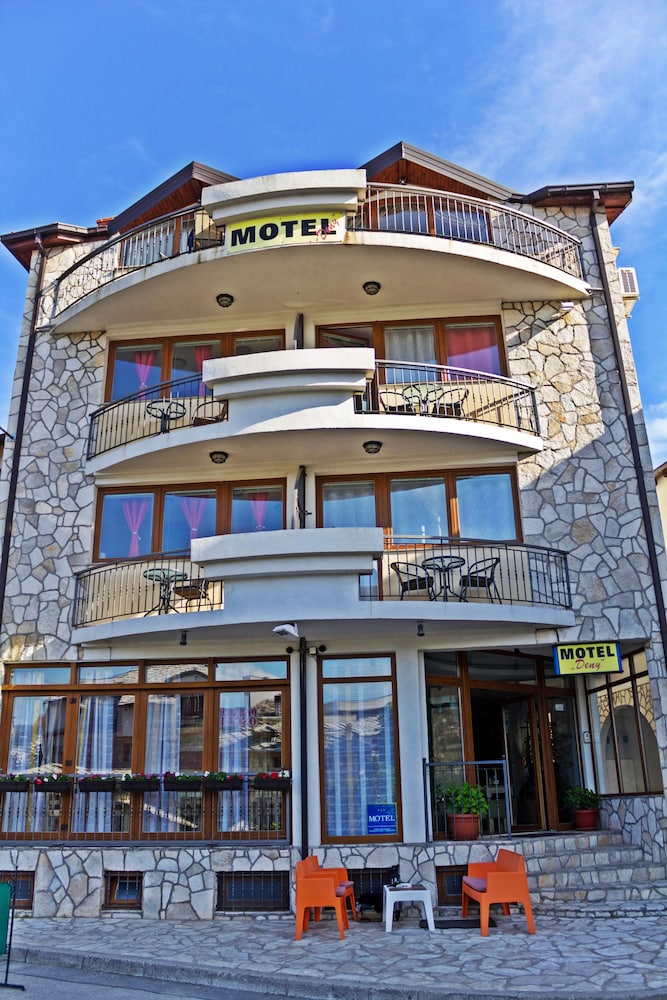 Motel Deny 1/50