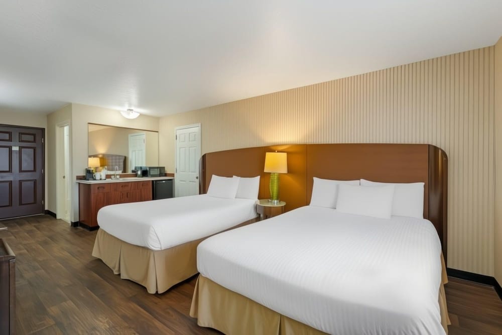 Rogue Regency Inn and Suites 24/80