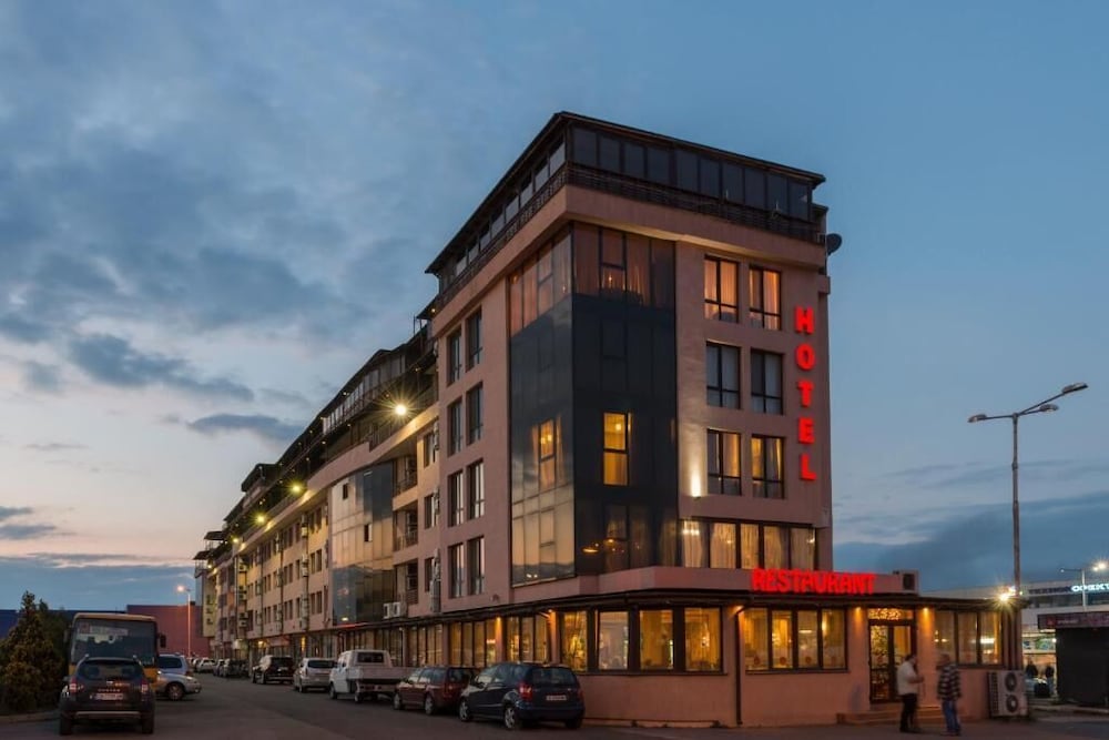 Avenue Hotel 8/50