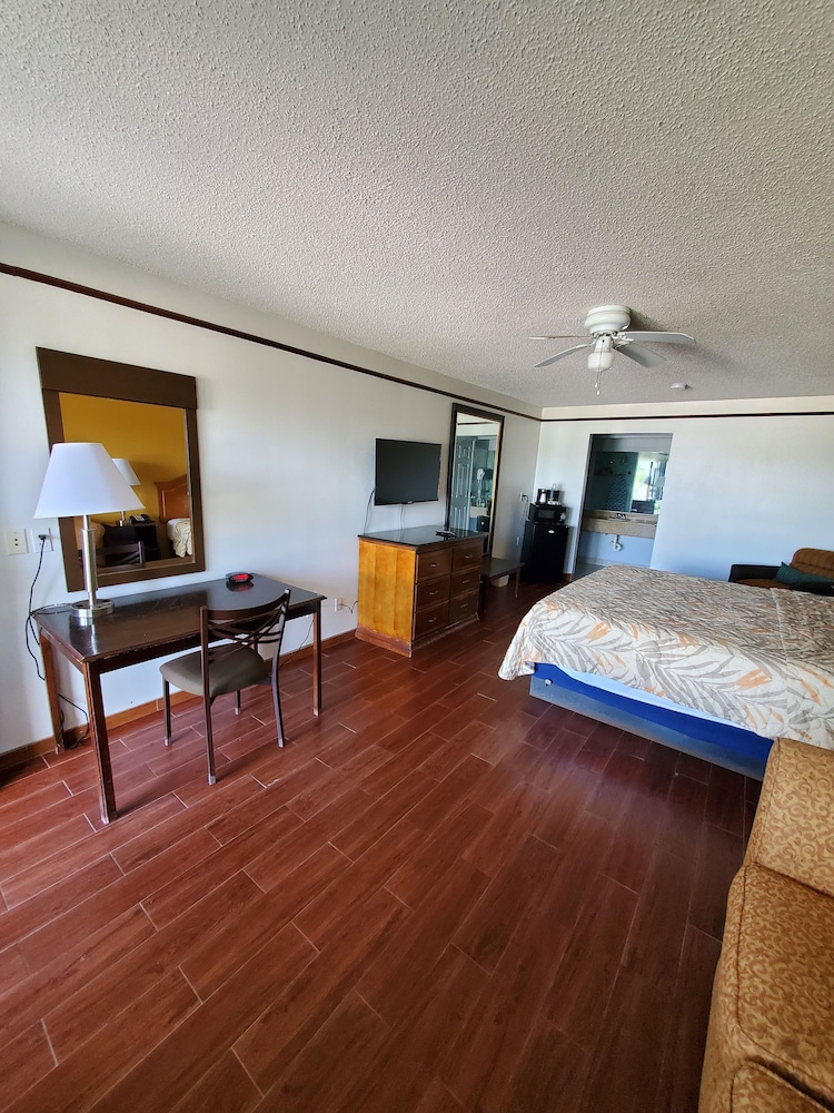 Deluxe Inn Suites 25/61