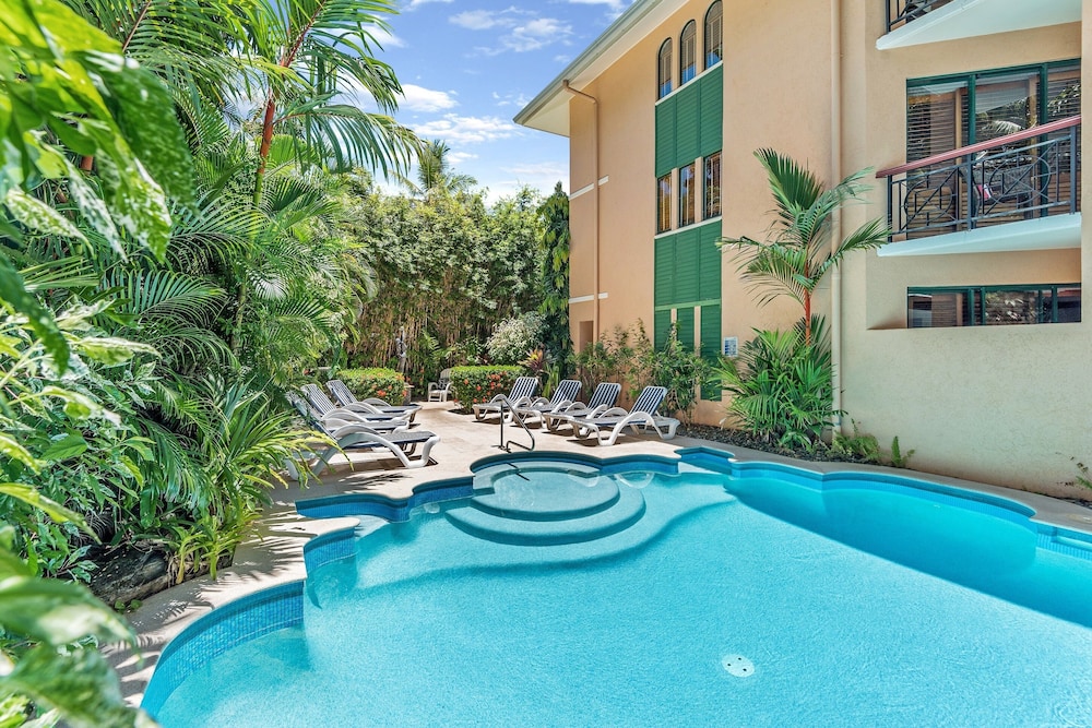 MARTINIQUE ON MACROSSAN 40/41