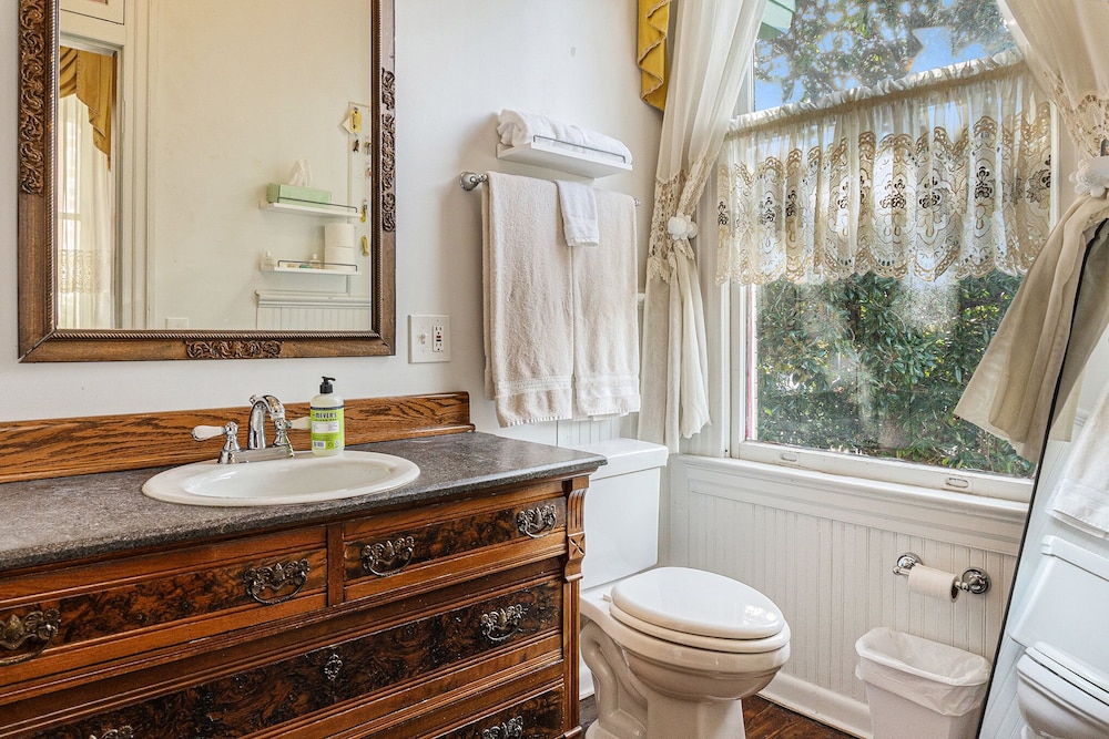 Hassinger Daniels Mansion Bed and Breakfast 49/50