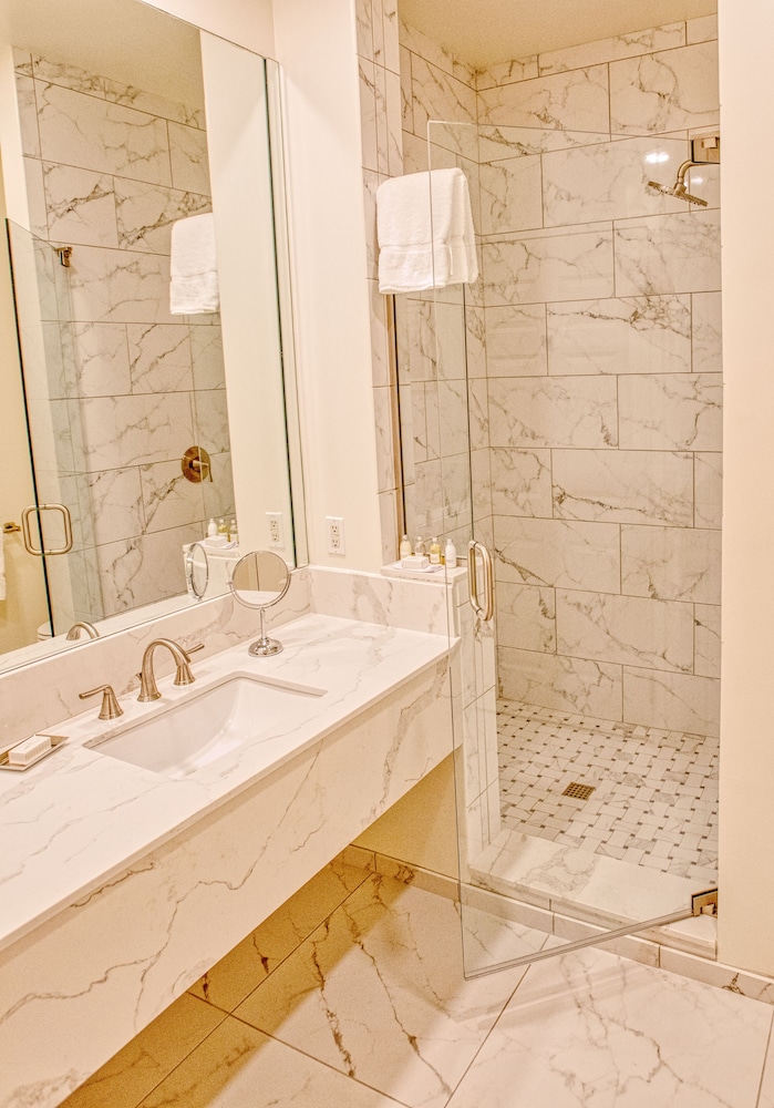 Trianon Bonita Bay Hotel 34/35