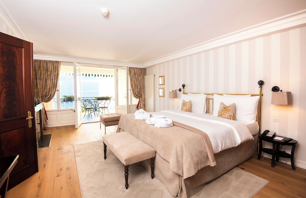 Lake, Suite, 1 King and 1 Single Beds