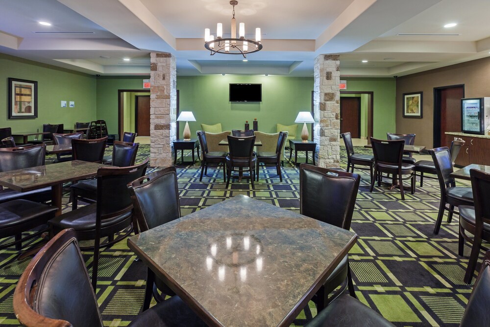 Holiday Inn Express Hotel And Suites Brady 36/47