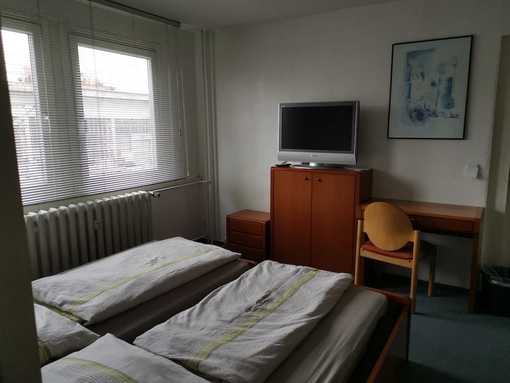 TWS Pension an der B1 2/12