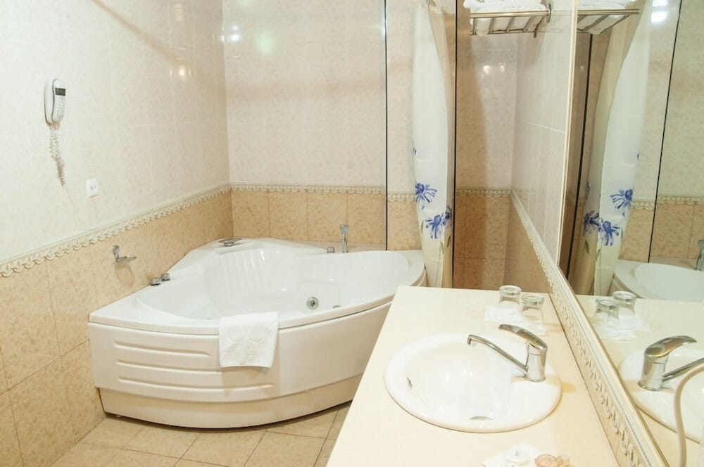 Golden Valley Hotel 30/30