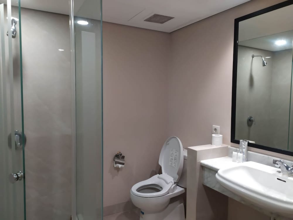 Grand Tropic Suites Jakarta 64/64