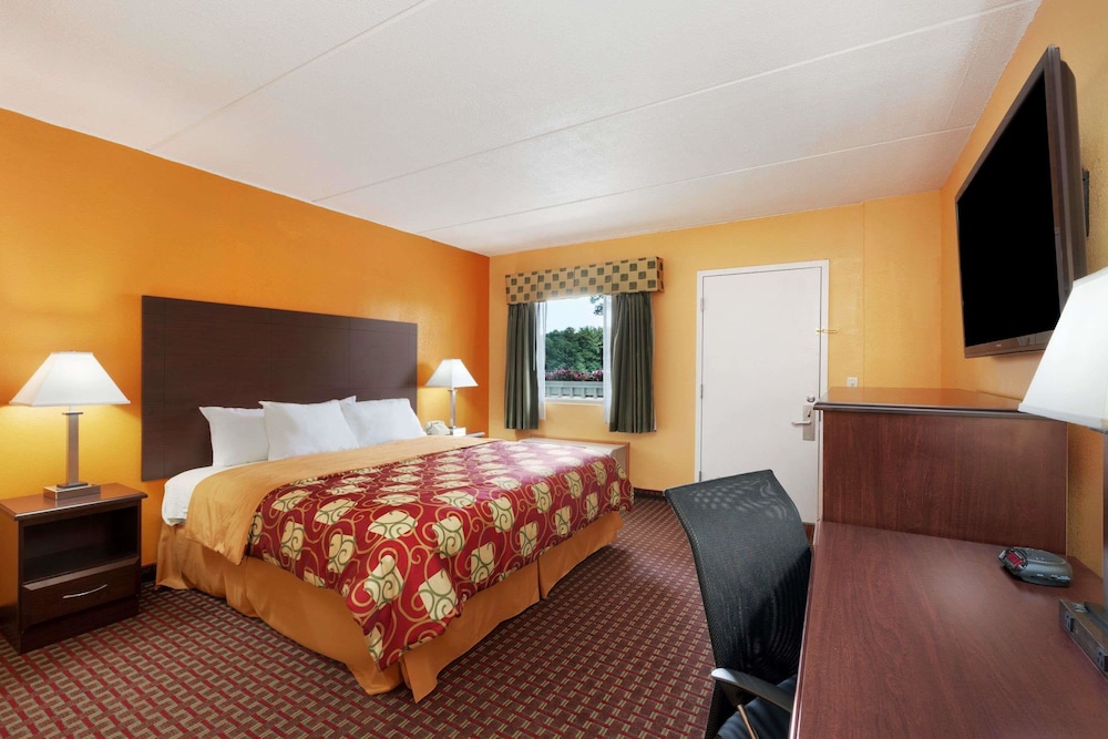 Days Inn by Wyndham Queensbury/Lake George 12/38