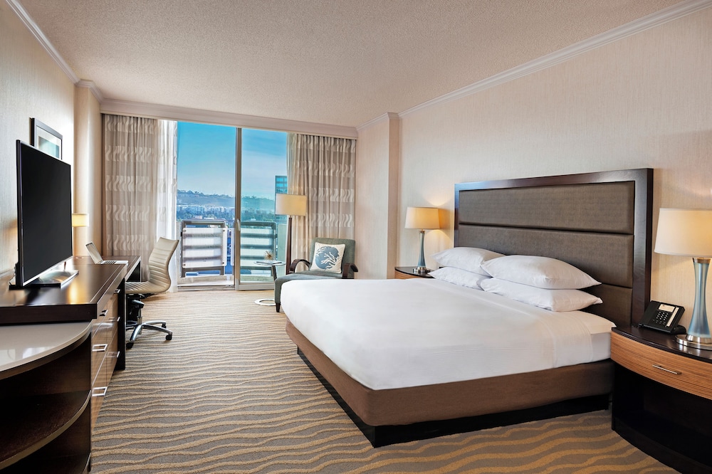 Premier, Suite, King Murphy Bed, Pool View, Sofa, Balcony, High Floor