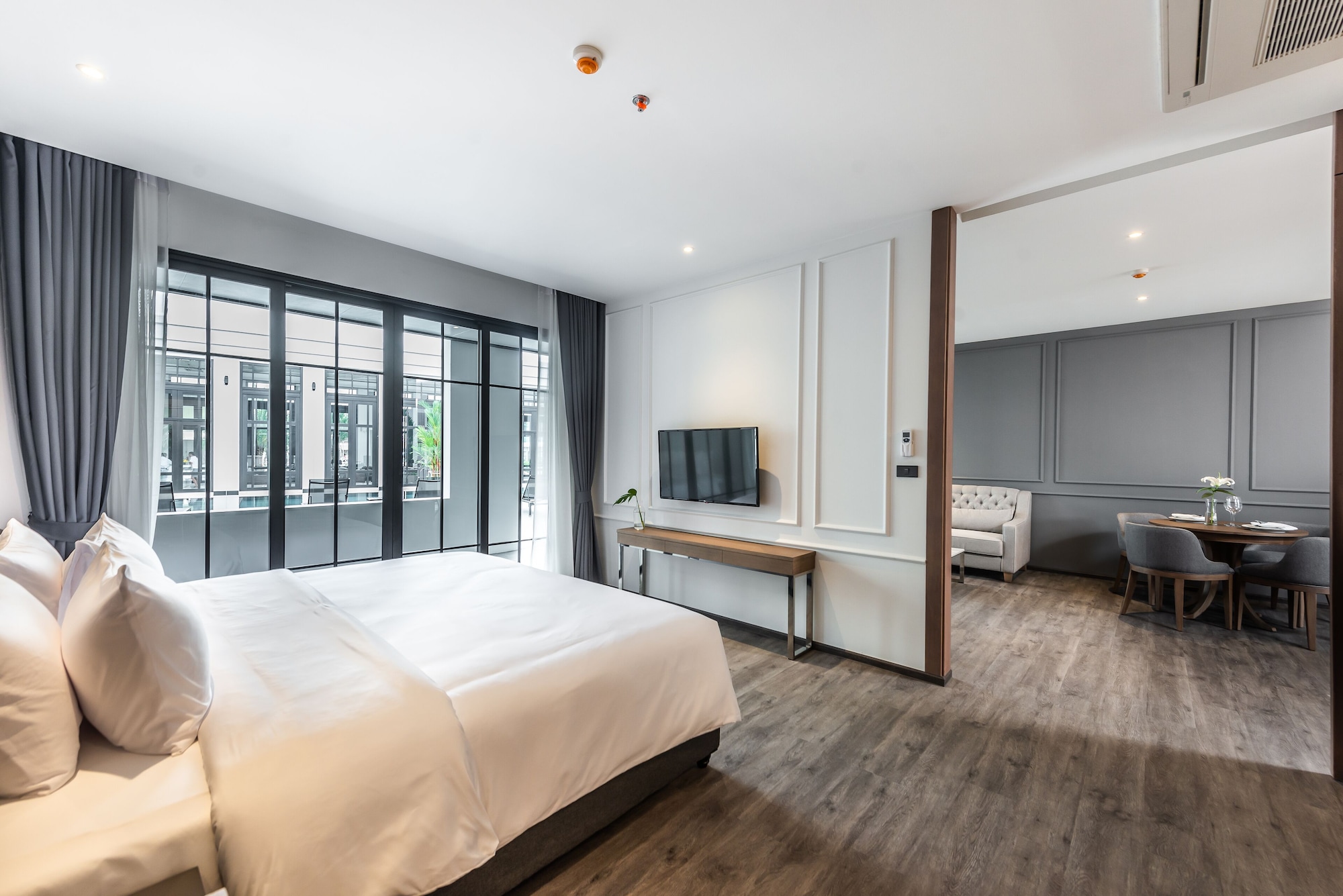 SUITE, KING BED, PATIO, POOL ACCESS