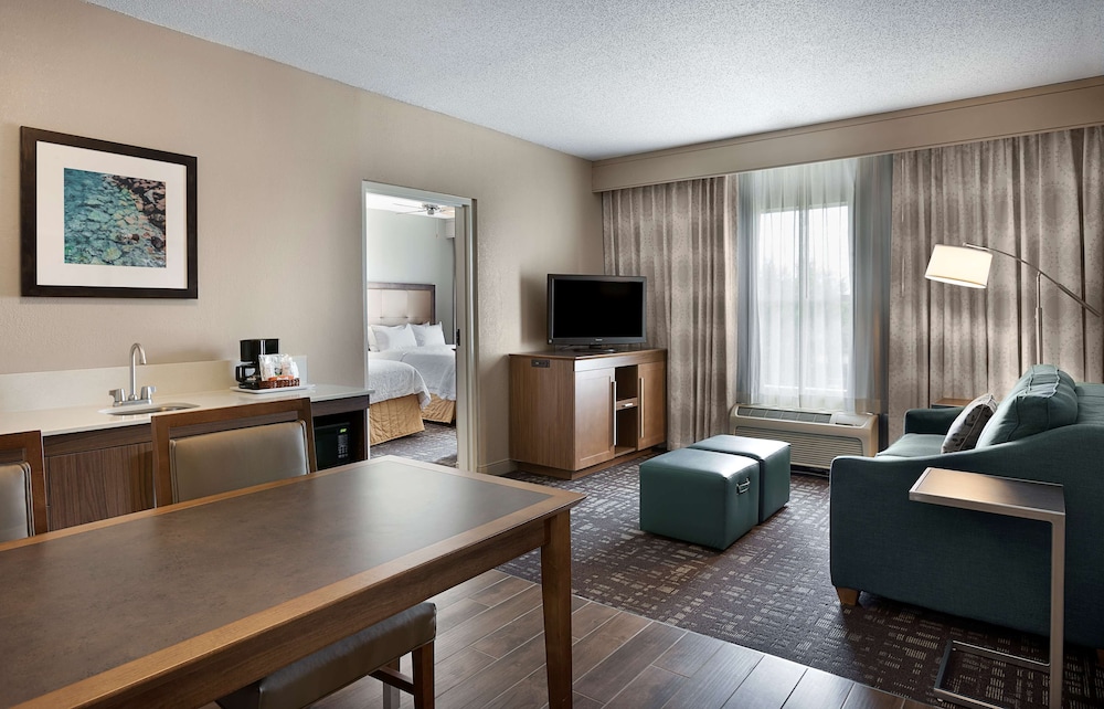 Hampton Inn Suites Charlotte Pineville 32/51