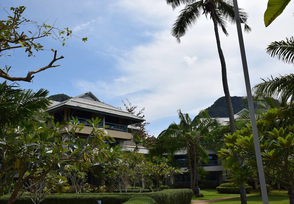 Phi Phi Island Cabana Hotel 66/69