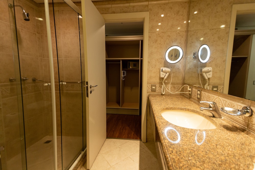 Master Porto Alegre (ex. Holiday Inn Porto Alegre) 66/69