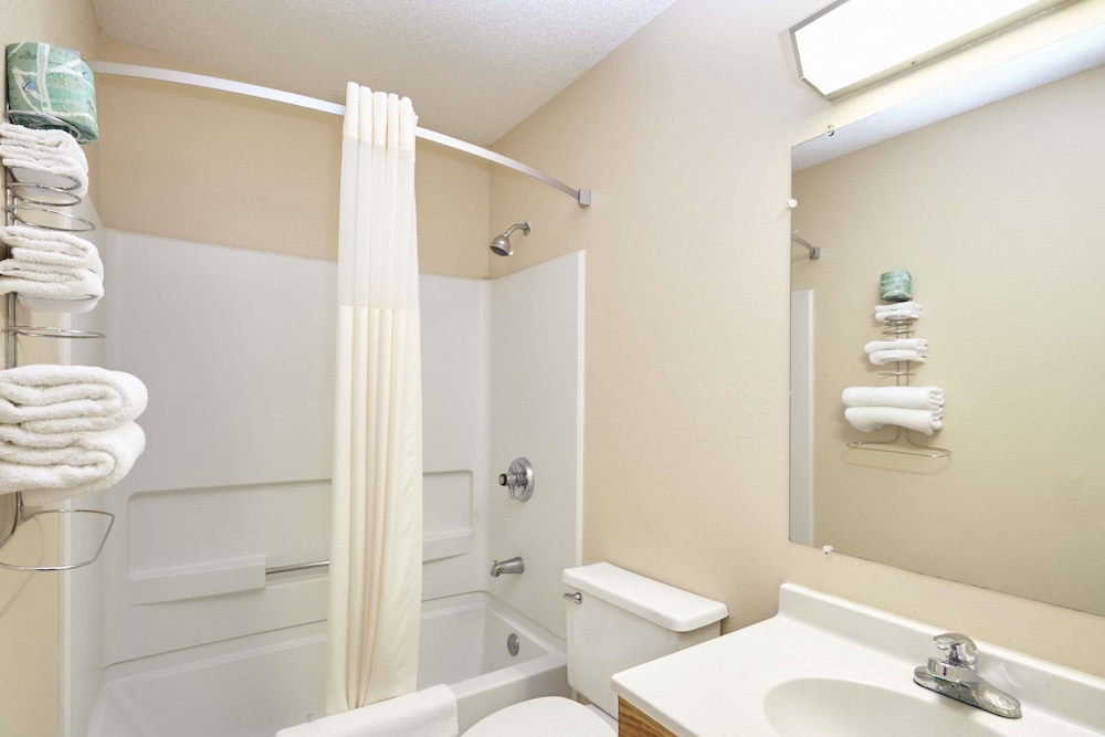 Super 8 by Wyndham Greenville 10/24