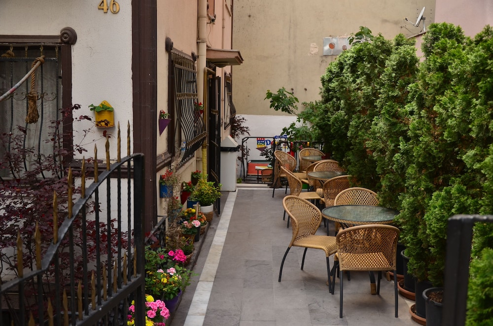 Deeps Hostel 40/44