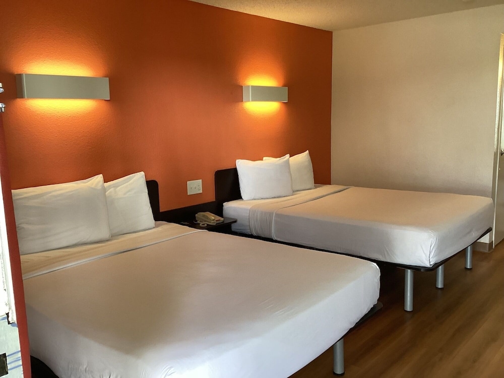 2 Queen Beds - Deluxe, Micfridge