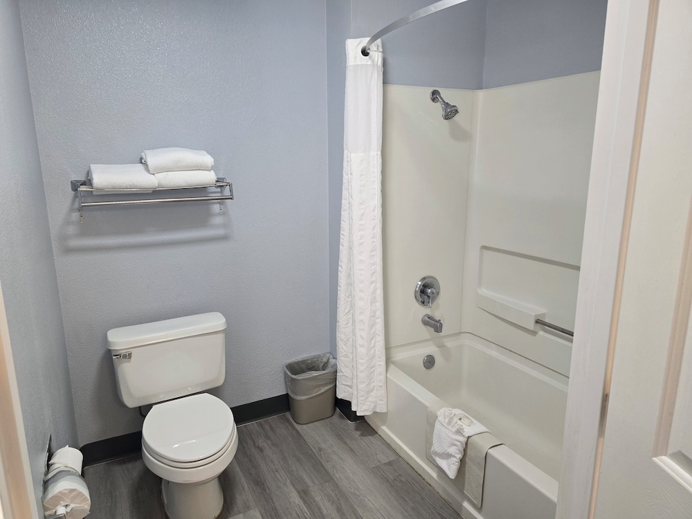 Quality Inn & Suites Tulare CA 50/50