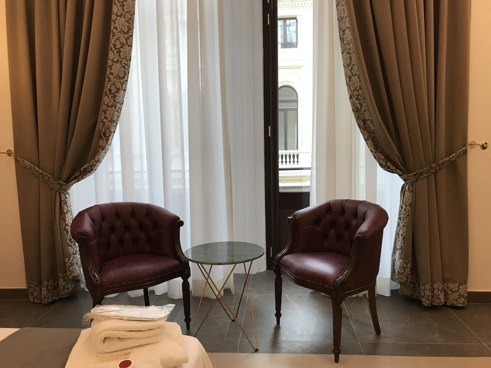 Art Resort Galleria Umberto. 54/77