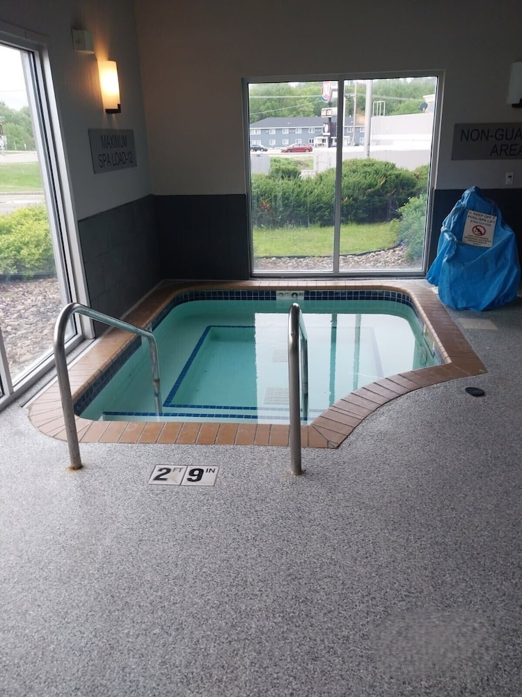 Country Inn & Suites by Radisson, Platteville, WI 28/48