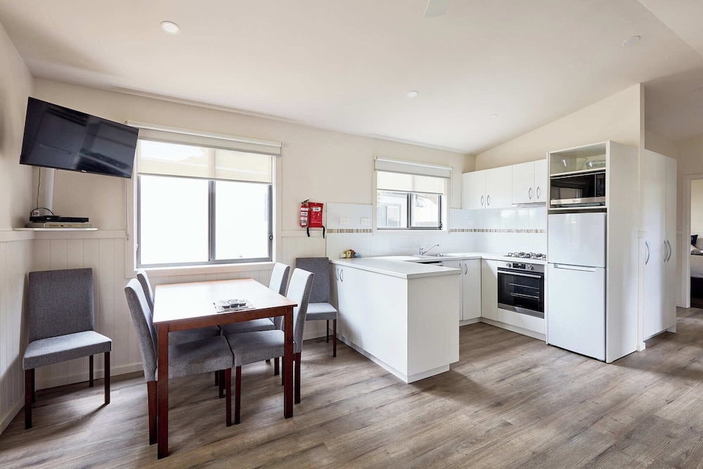 ANGLESEA BEACHFRONT FAMILY CARAVAN PARK 25/50