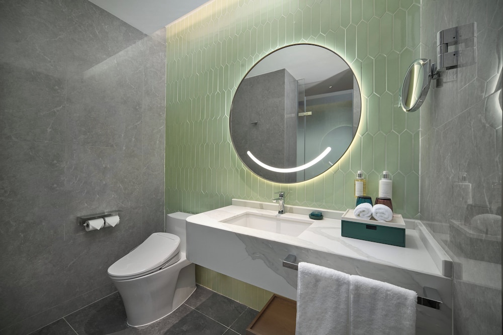 غرفة قياسية بسرير كينج، Holiday Inn Wuhan Tianhe Airport by IHG 3/3