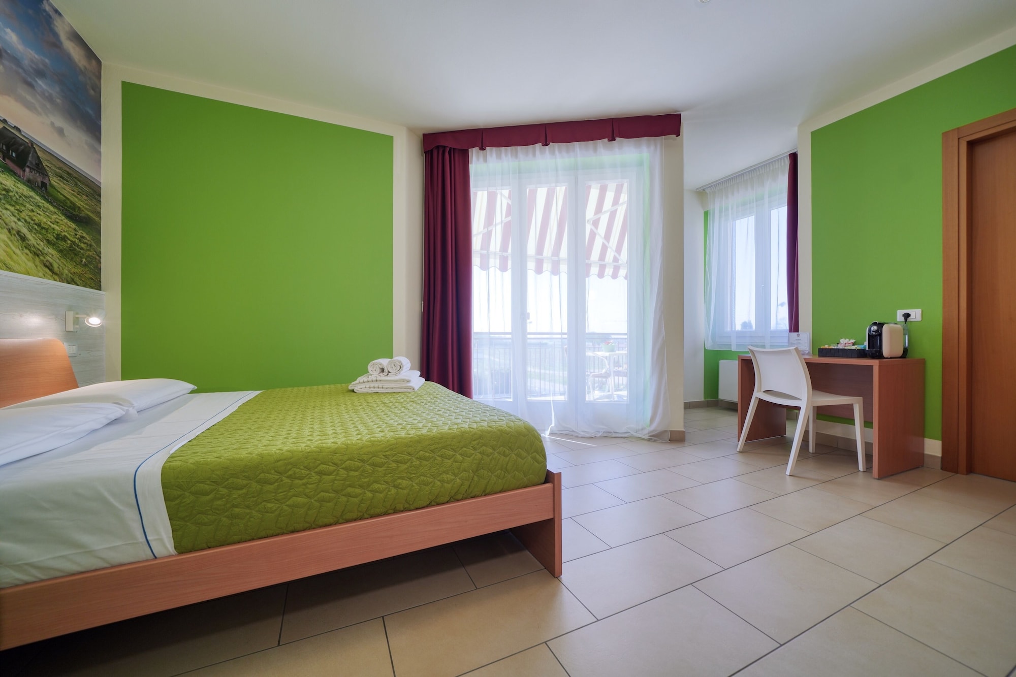 ROOM, DOUBLE BED, PARTIAL LAKE VIEW, BALCONY