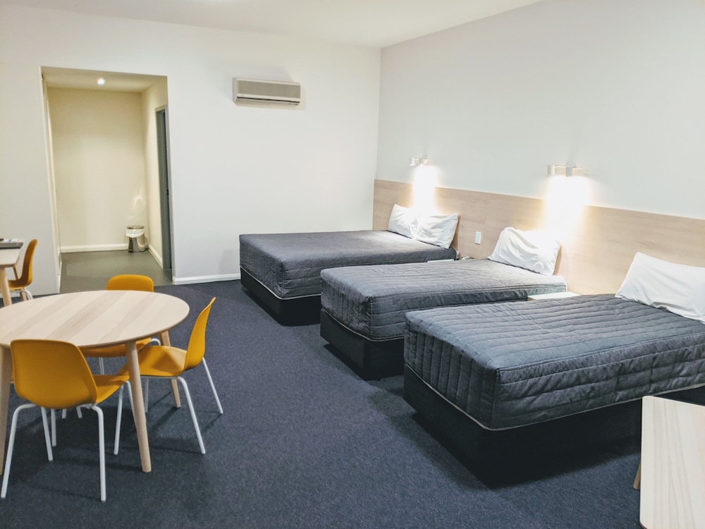 Mayfair Plaza Motel 28/53