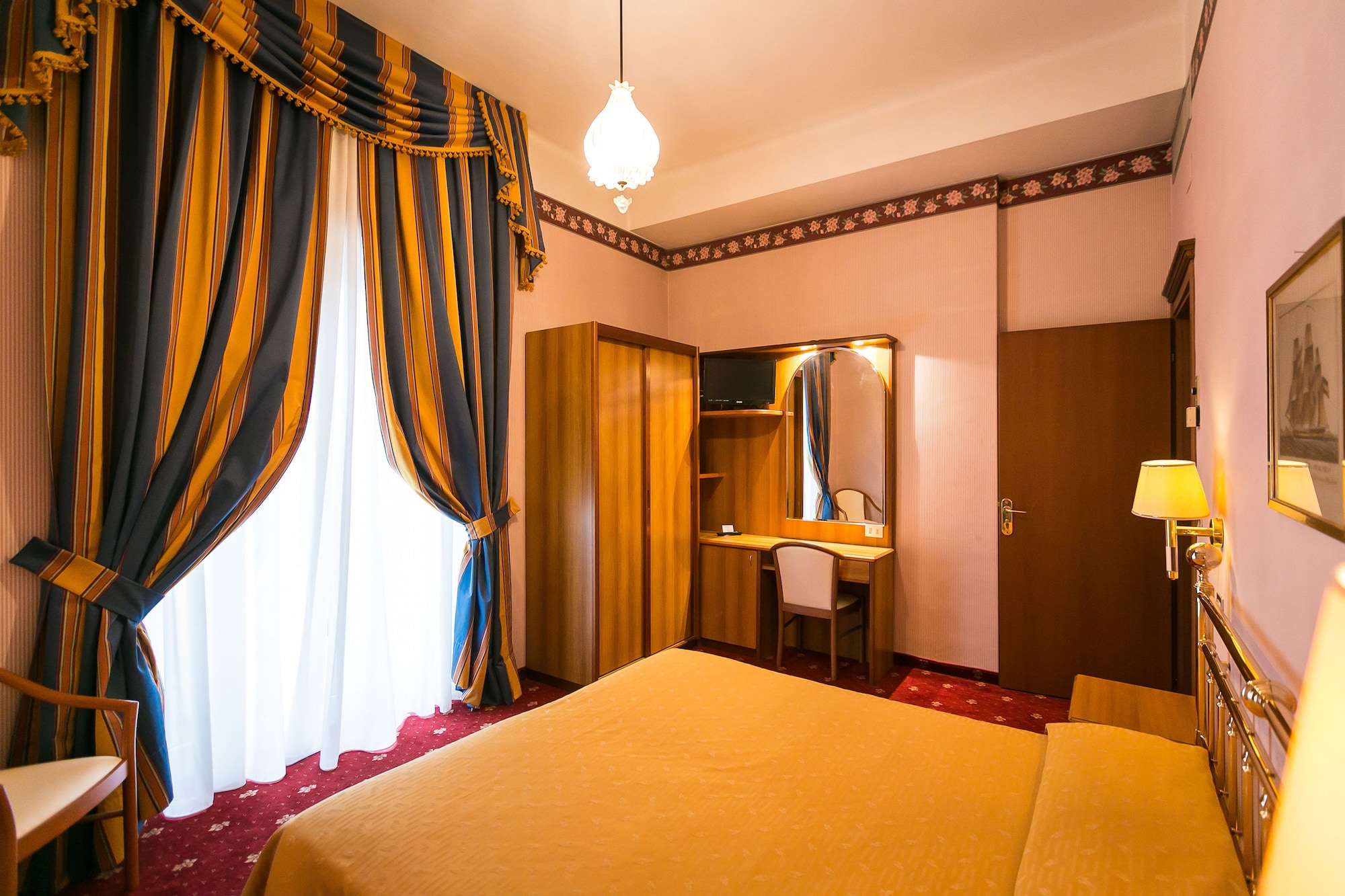 Room, Queen Bed, Lake Front