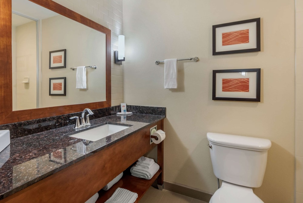 Comfort Inn Suites 36/75