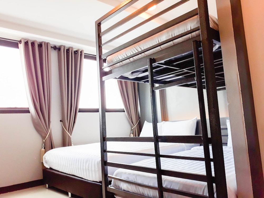 Lux Rooms Night Bazaar 16/33