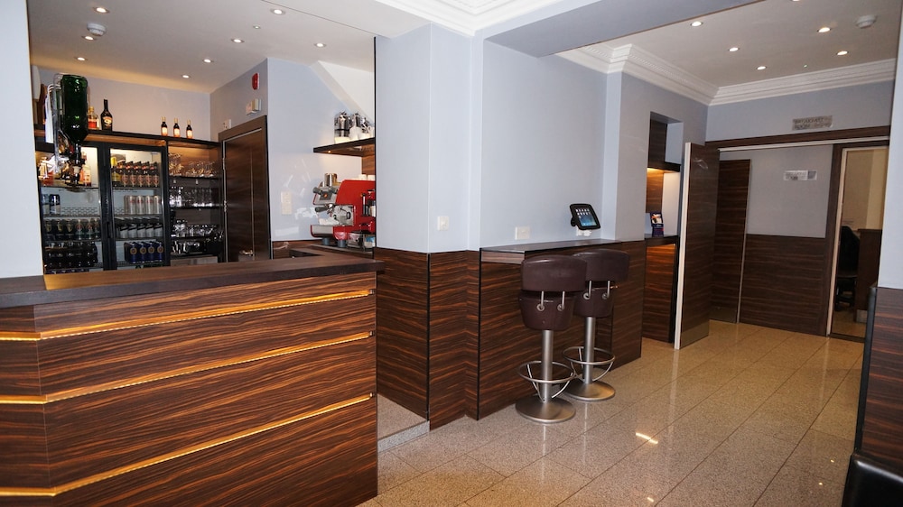 Crestfield Hotel 4/50
