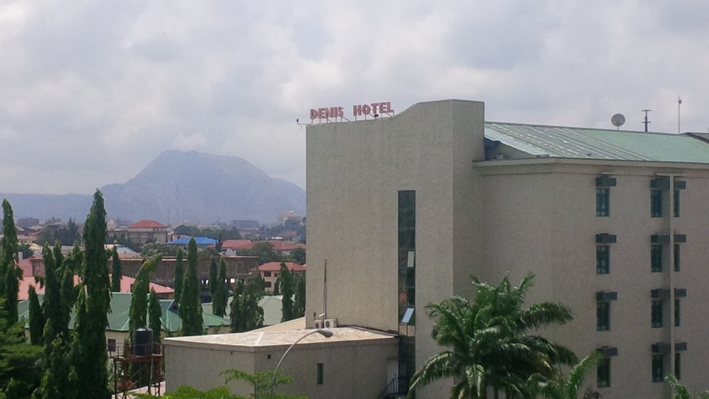 Denis Hotel 2/64