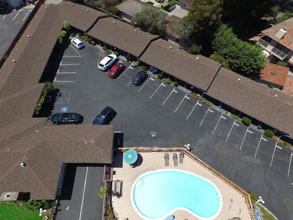 Monterey Surf Inn 32/40