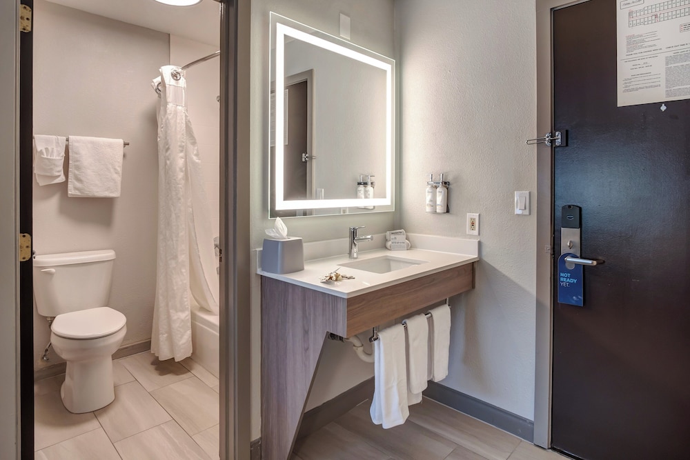 غرفة قياسية بسرير كوين