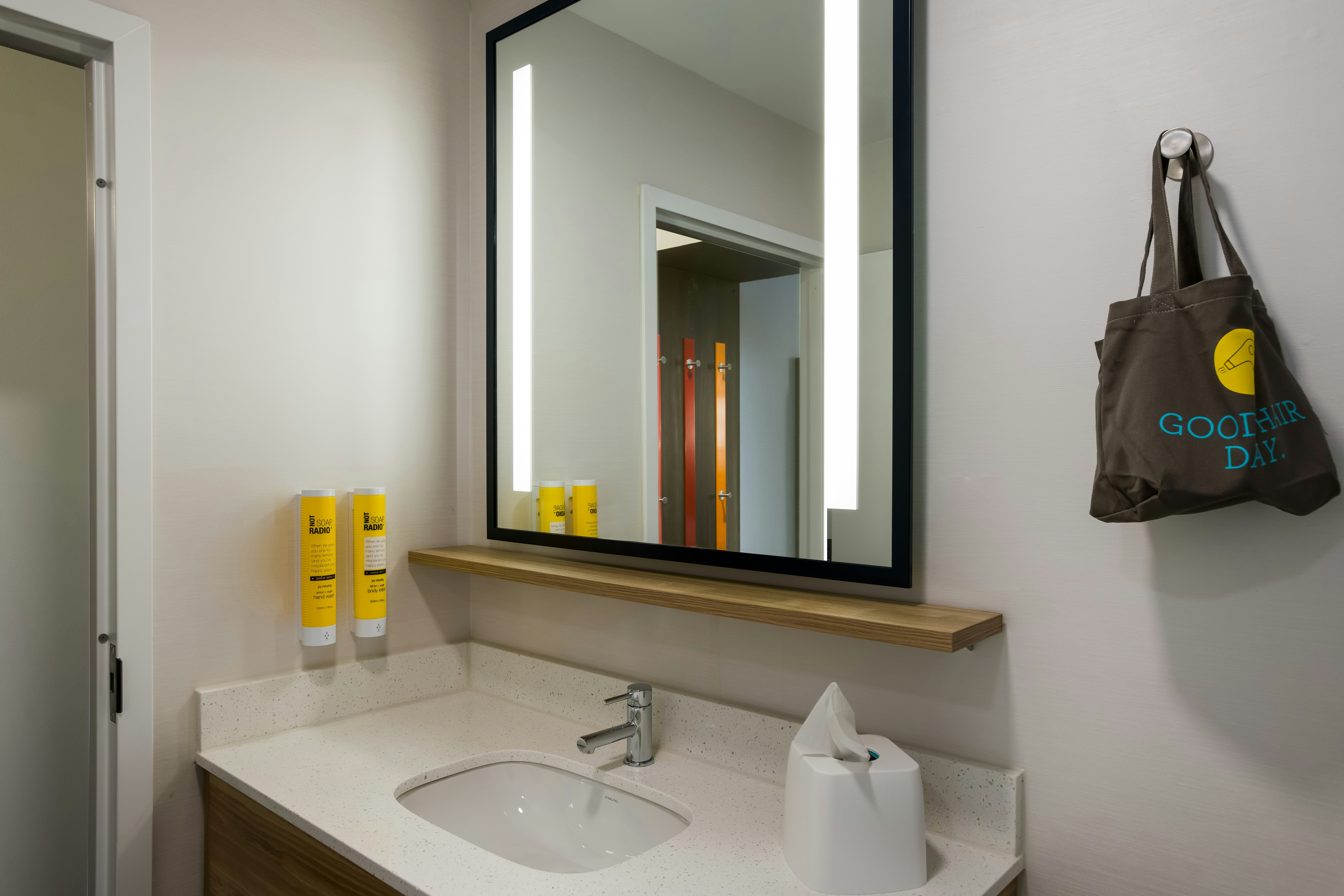 غرفة بسرير كينج، Tru by Hilton Traverse City 4/5