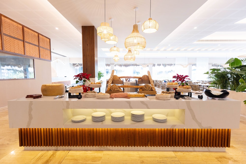 Family Selection At Grand Palladium Kantenah Resort & Spa 8/50