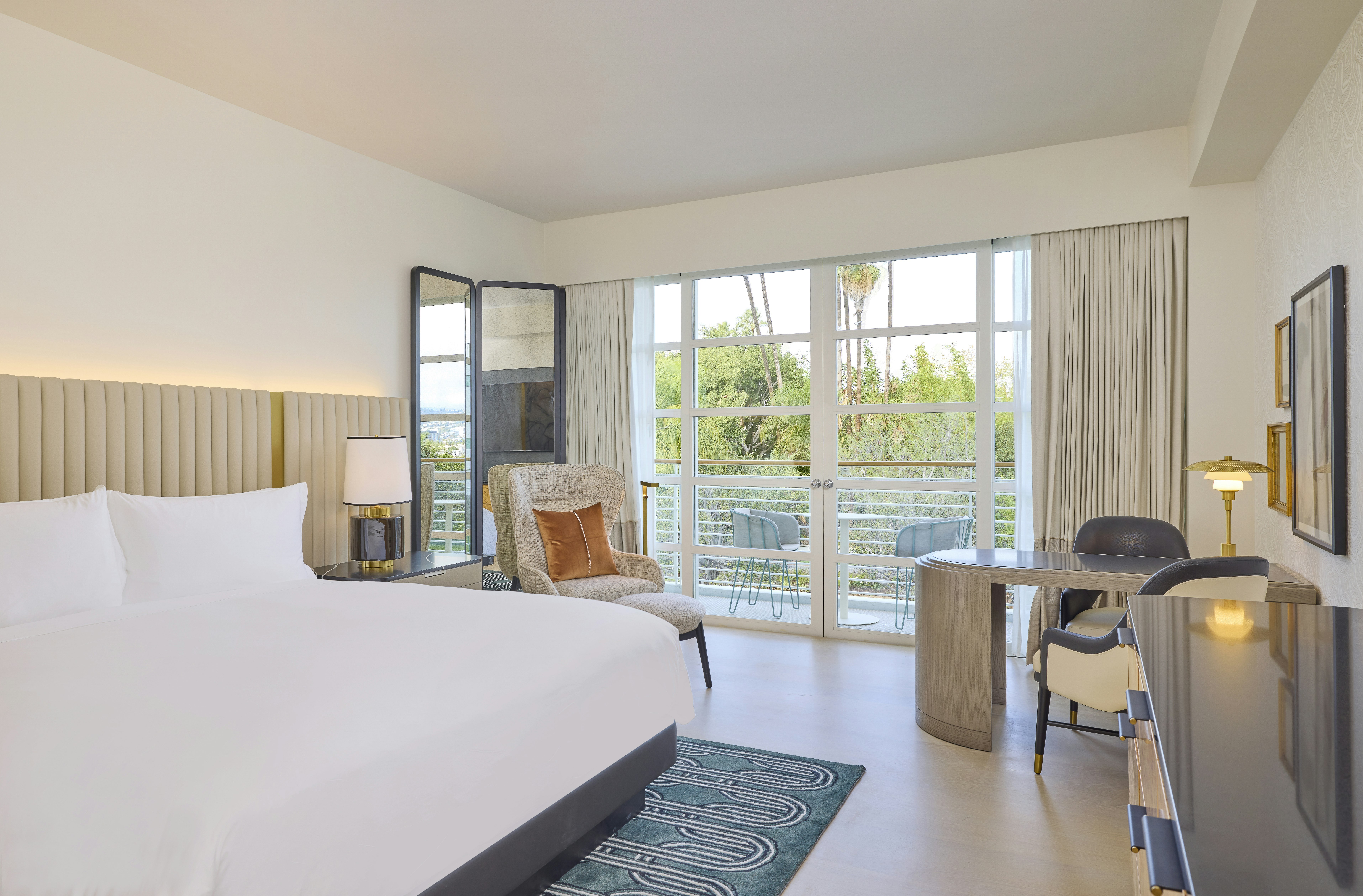 DELUXE, KING BED