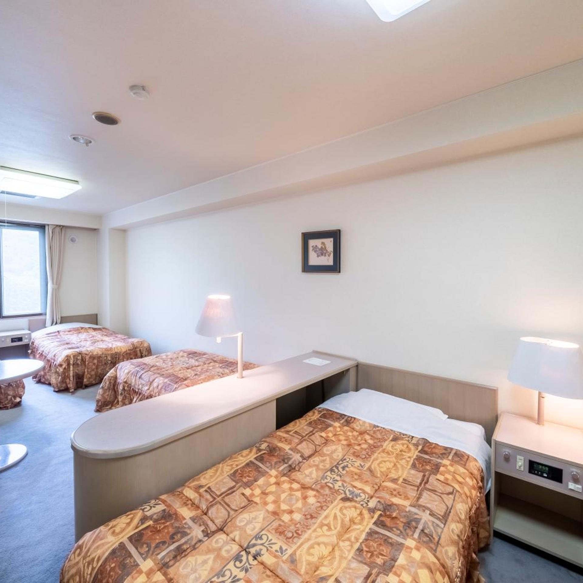 غرفة قياسية رباعية