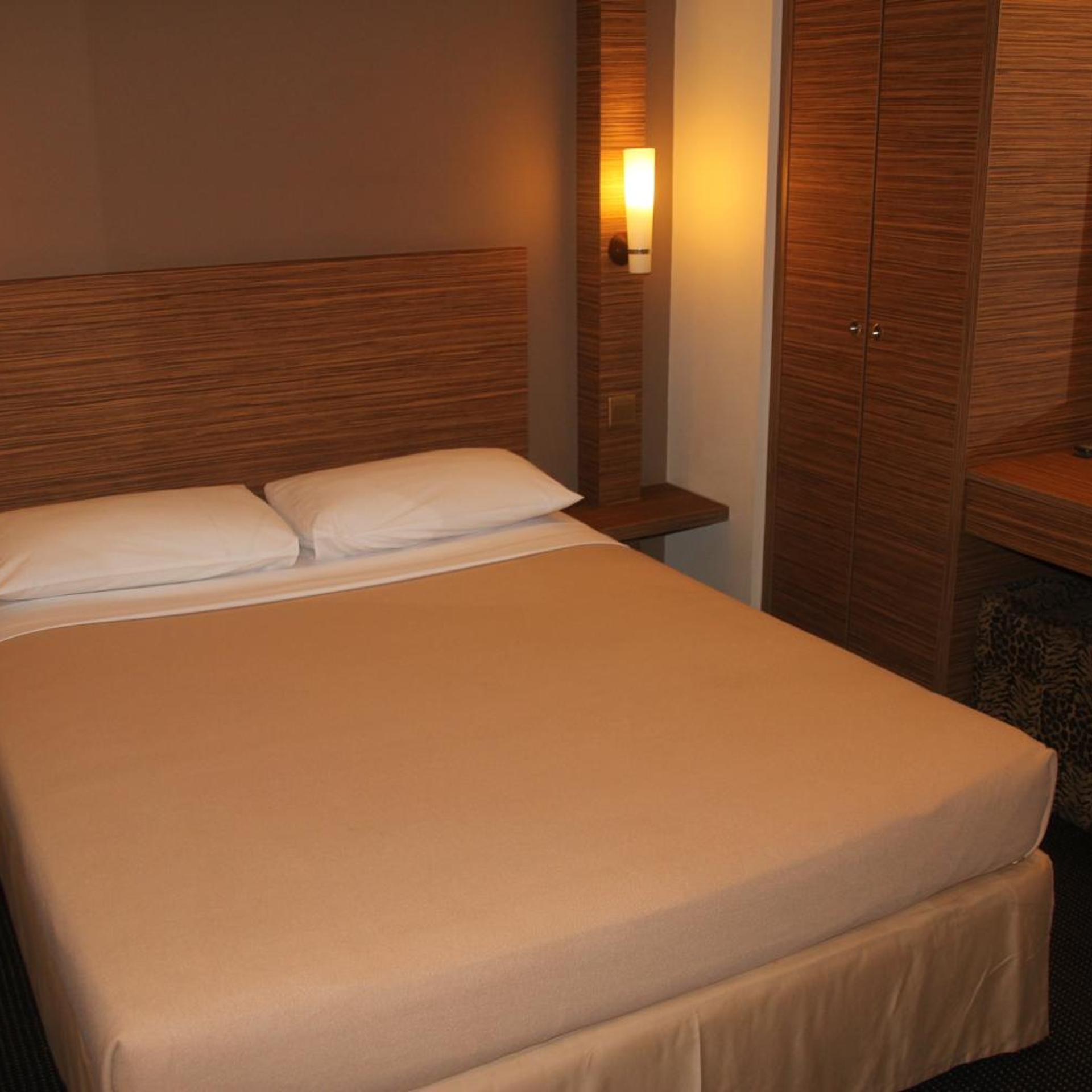 Standard, Queen Bed, No Window
