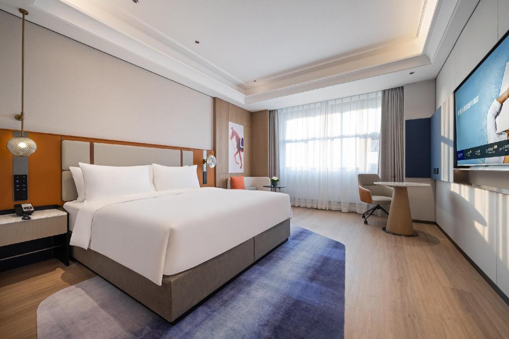 DELUXE, KING BED